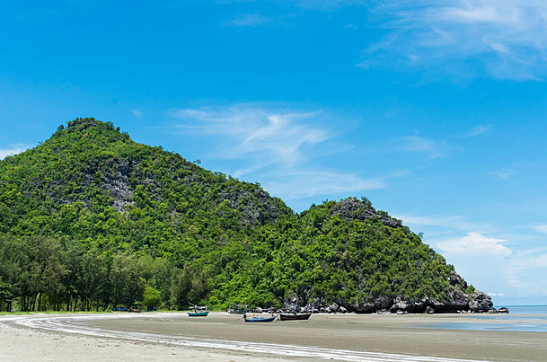 หาดสามพระยา
